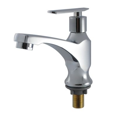 Metalen waterkraan met een enkele handgreep voor dekmontage in badkamerbassin en installatie